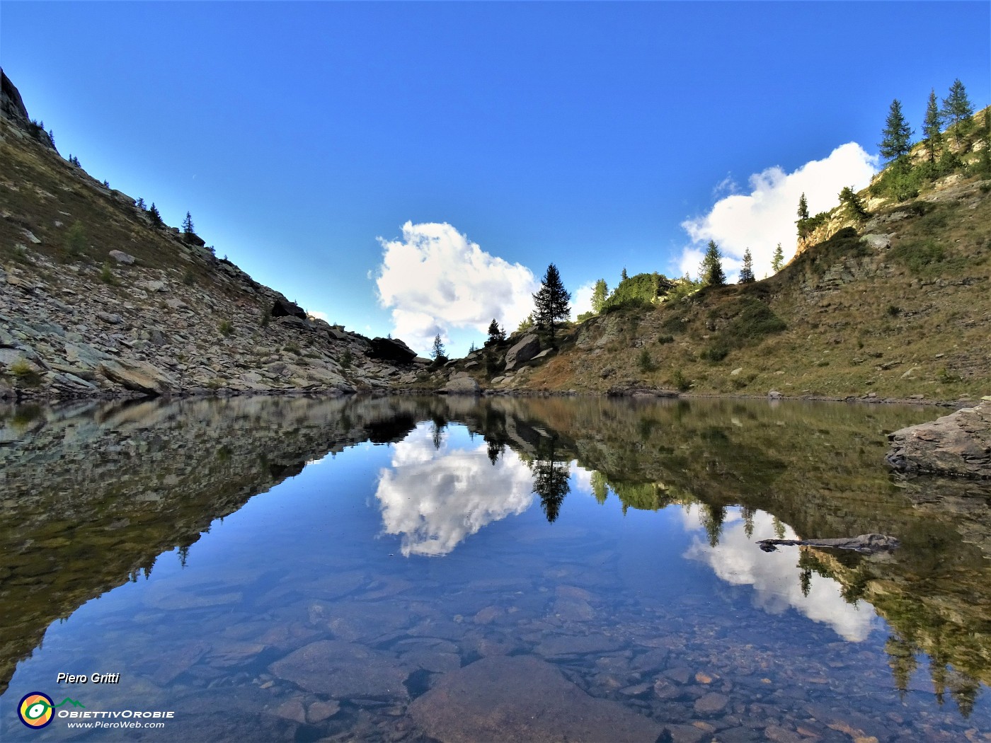 50 Il cielo, le bianche nuvole, i fianchi della montagna, le piante si specchiano nel Lago della paura.JPG